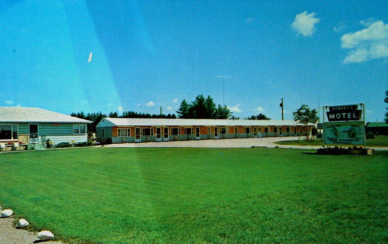 Roberts Motel (Roberts Ultra Modern Cabins) - Old Postcard (newer photo)